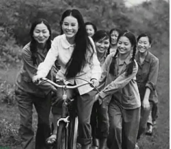 10 CÔ GÁI NGÃ BA ĐỒNG LỘC – MƯỜI TUỔI THANH XUÂN GỬI LẠI ĐẤT NƯỚC