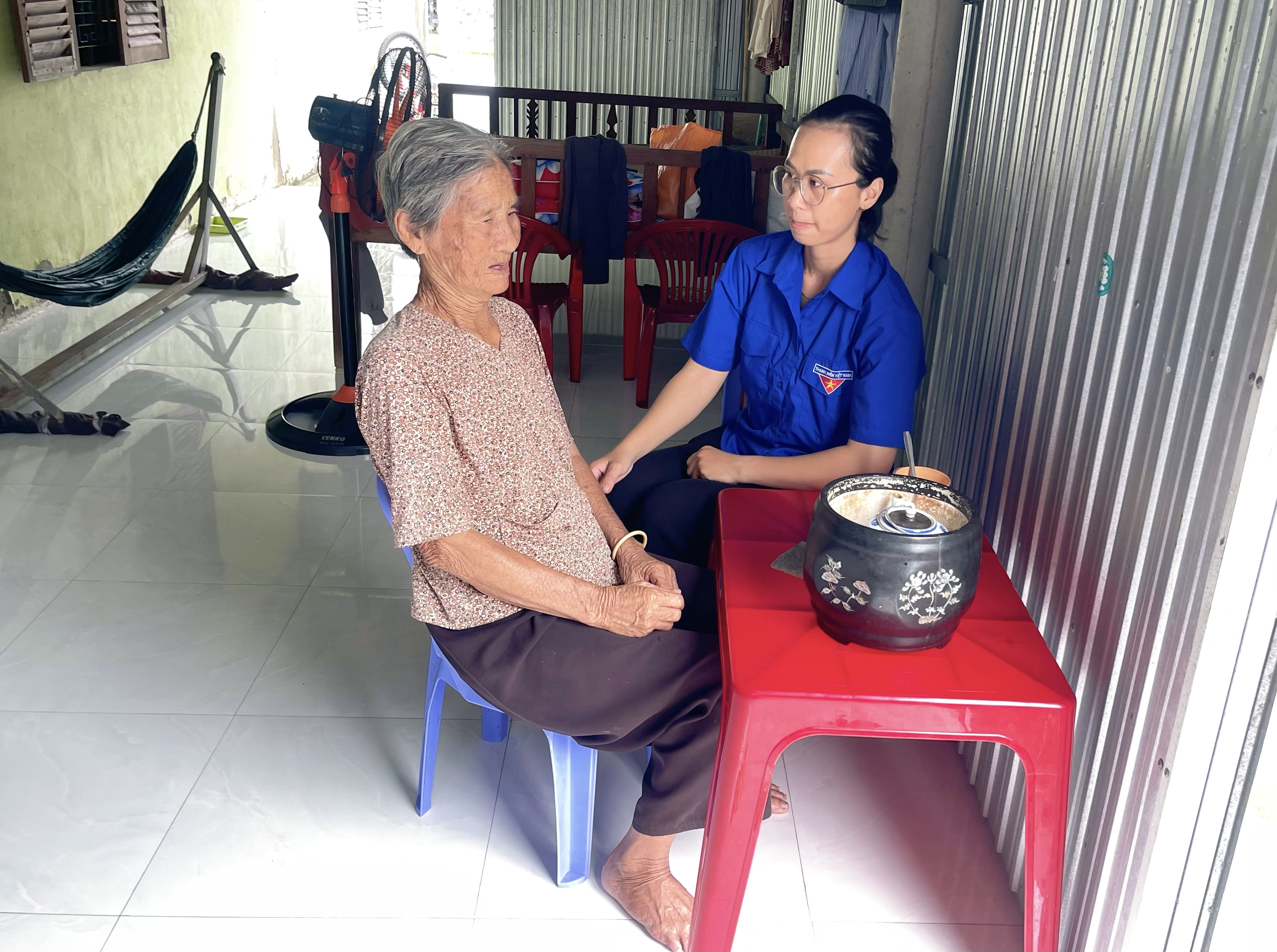 Ánh Mắt Chớp Giữa Vòng Vây