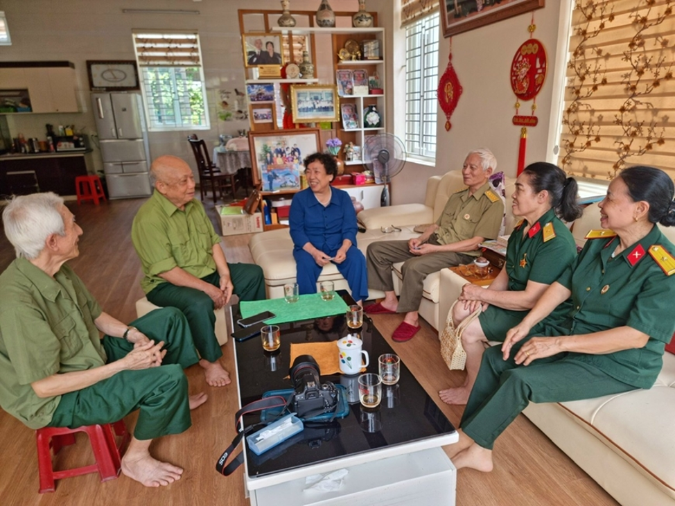 NẮM THỜI CƠ HẠ MÁY BAY ĐỊCH