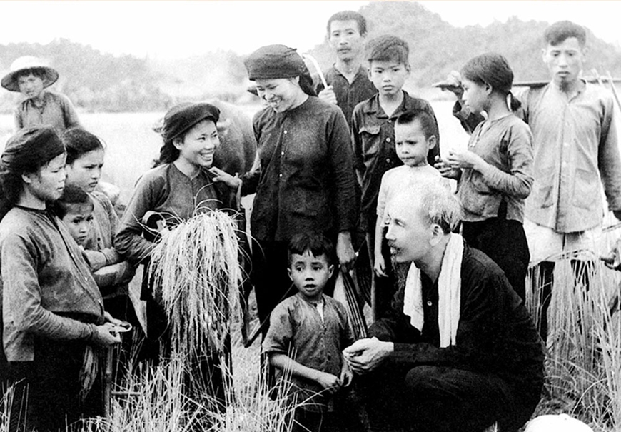 Chủ tịch Hồ Chí Minh thăm đồng bào