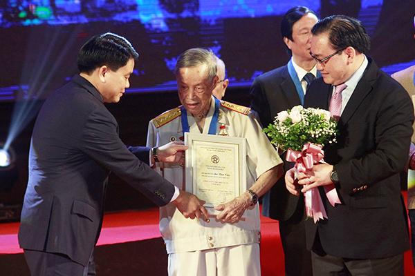 "Cánh tay còn lại giữ trọn lời thề"