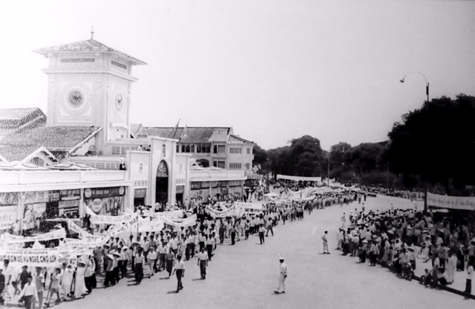 Khởi nghĩa vũ trang giành thắng lợi