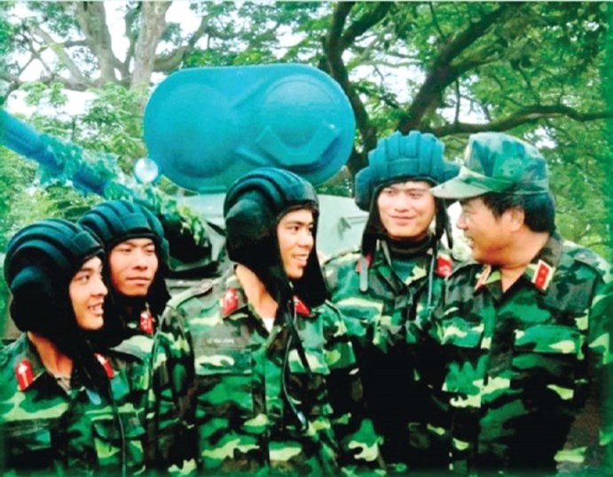 NGƯỜI LÍNH XE TĂNG VÀ SỞ CHỈ HUY SƯ ĐOÀN 23
