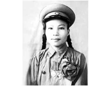 Nữ du kích bám làng, bám dân