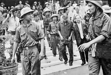 10 giờ 45 ngày 30/4/1975, cán bộ, chiến sĩ ta yêu cầu toàn bộ nội các chính quyền Sài Gòn, buộc Dương Văn Minh phải lên Đài Phát thanh Sài Gòn tuyên bố đầu hàng cách mạng không điều kiện
