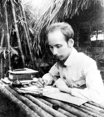 MỘT NGÀY LÀM VIỆC CỦA BÁC HỒ