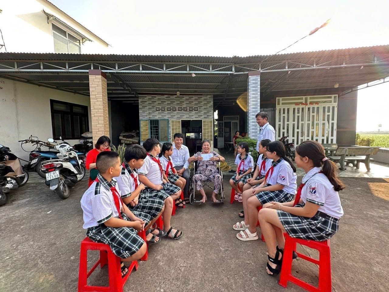 KHI THIẾU NHI XUÂN PHÚ ĐƯỢC GẶP NHỮNG NGƯỜI VIẾT NÊN LỊCH SỬ