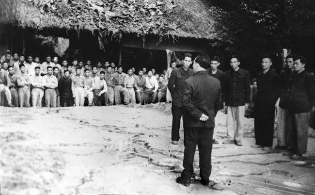Đại tướng Võ Nguyên Giáp giao nhiệm vụ cho các đại đoàn tham gia chiến dịch Điện Biên Phủ trên sa bàn cát tại hang Thẩm Búa, Điện Biên Phủ