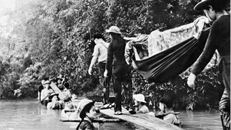 “Cầu người” - bức ảnh độc đáo của nhà báo Văn Thính