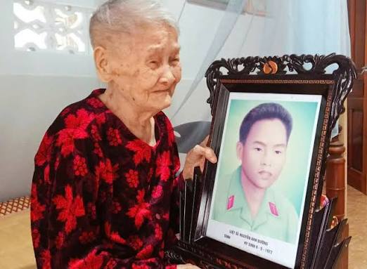TƯỢNG ĐÀI BẤT TỬ CỦA LÒNG KIÊN TRUNG VÀ SỰ HI SINH VĨ ĐẠI