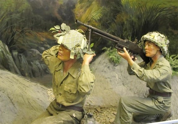 Người anh hùng lấy thân mình làm giá súng - Bế Văn Đàn