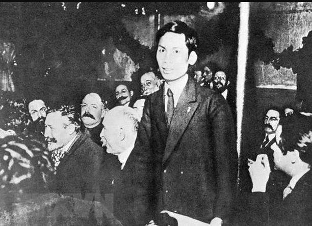 Năm 1920, Người tham gia thành lập Đảng Cộng sản Pháp tại Đại hội Tua.