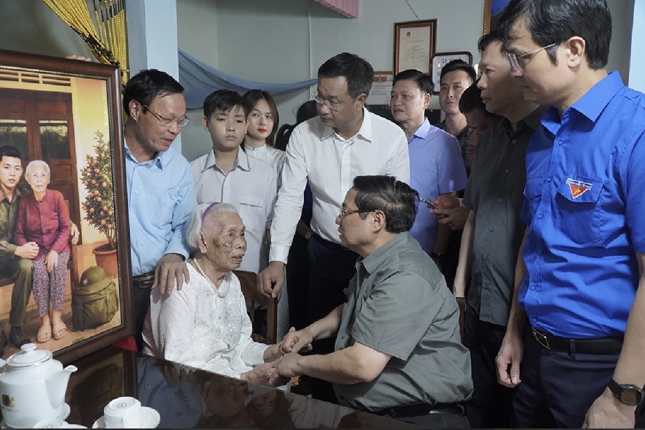 Cái ôm và lời gửi gắm đến Thủ tướng Chính phủ