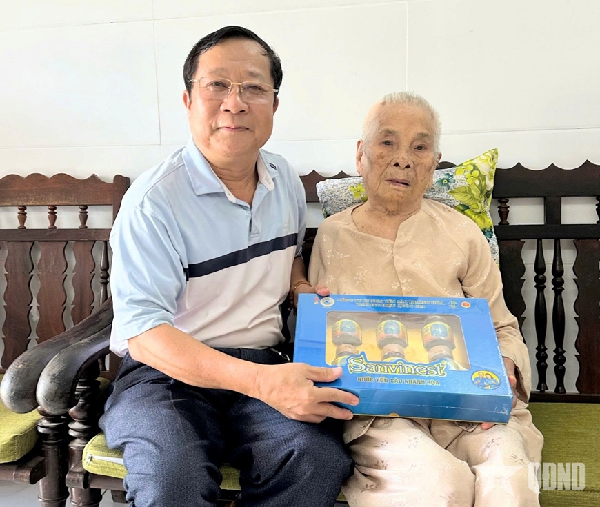 Người Mẹ anh hùng tuổi ngoài bách niên