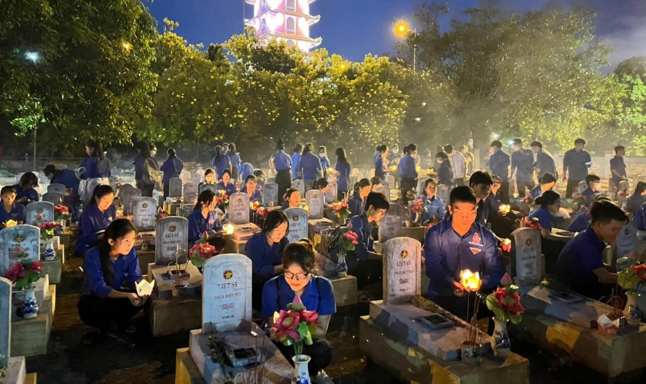 ĐÊM THẮP NẾN Ở BA NGHĨA TRANG