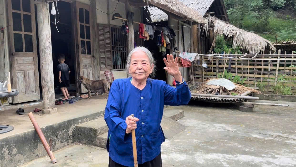 MẸ CHỈ CÒN NHỚ CON THÍCH ĂN CƠM LAM…”
