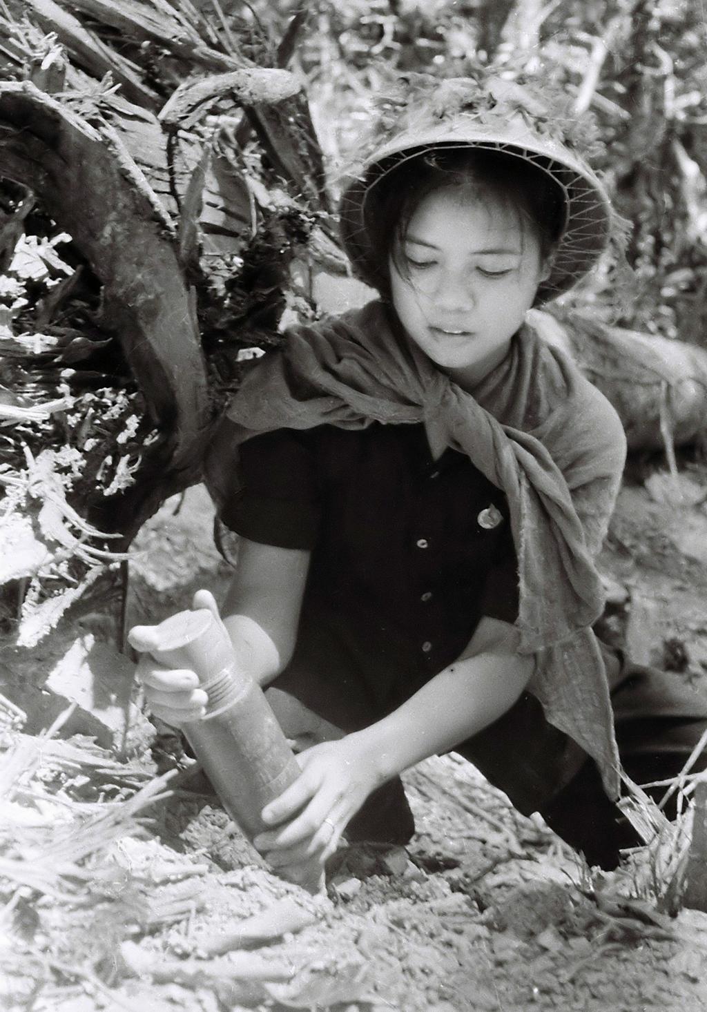 NỮ THANH NIÊN XUNG PHONG GIỮA “TÚI BOM” TRƯỜNG SƠN