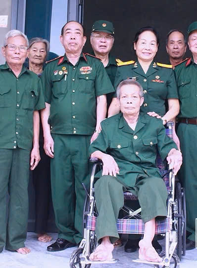 Xẻ dọc Trường Sơn đi cứu nước