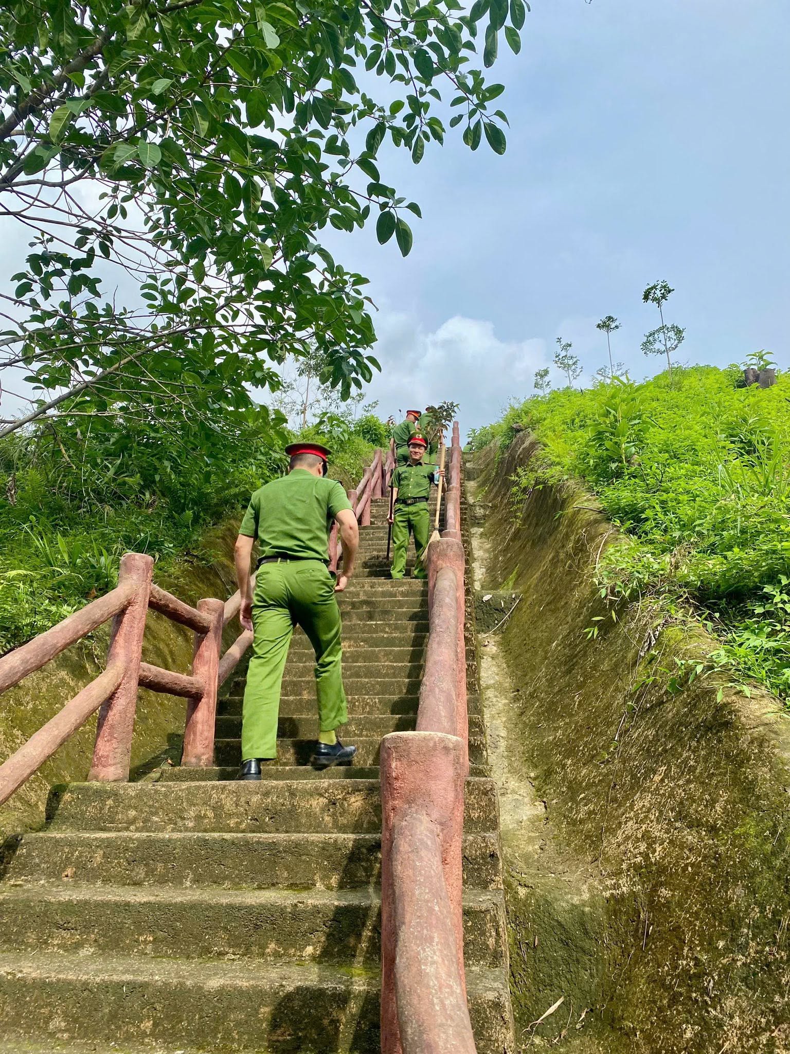 Nhân dịp kỷ niệm ngày sinh Chủ tịch Hồ Chí Minh, Chi đoàn Công an xã Tràng Xá đã tổ chức hoạt động trồng cây xanh tại Khu di tích Là Ghè – nơi Chủ tịch Hồ Chí Minh cùng Bộ Chính trị đã ở và lãnh đạo cuộc kháng chiến chống thực dân xâm lược năm 1947.