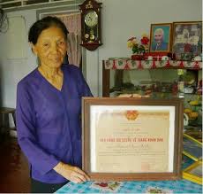 NỮ CHỈ HUY ĐỘI DU KÍCH  DIỆT 130 TÊN ĐỊCH