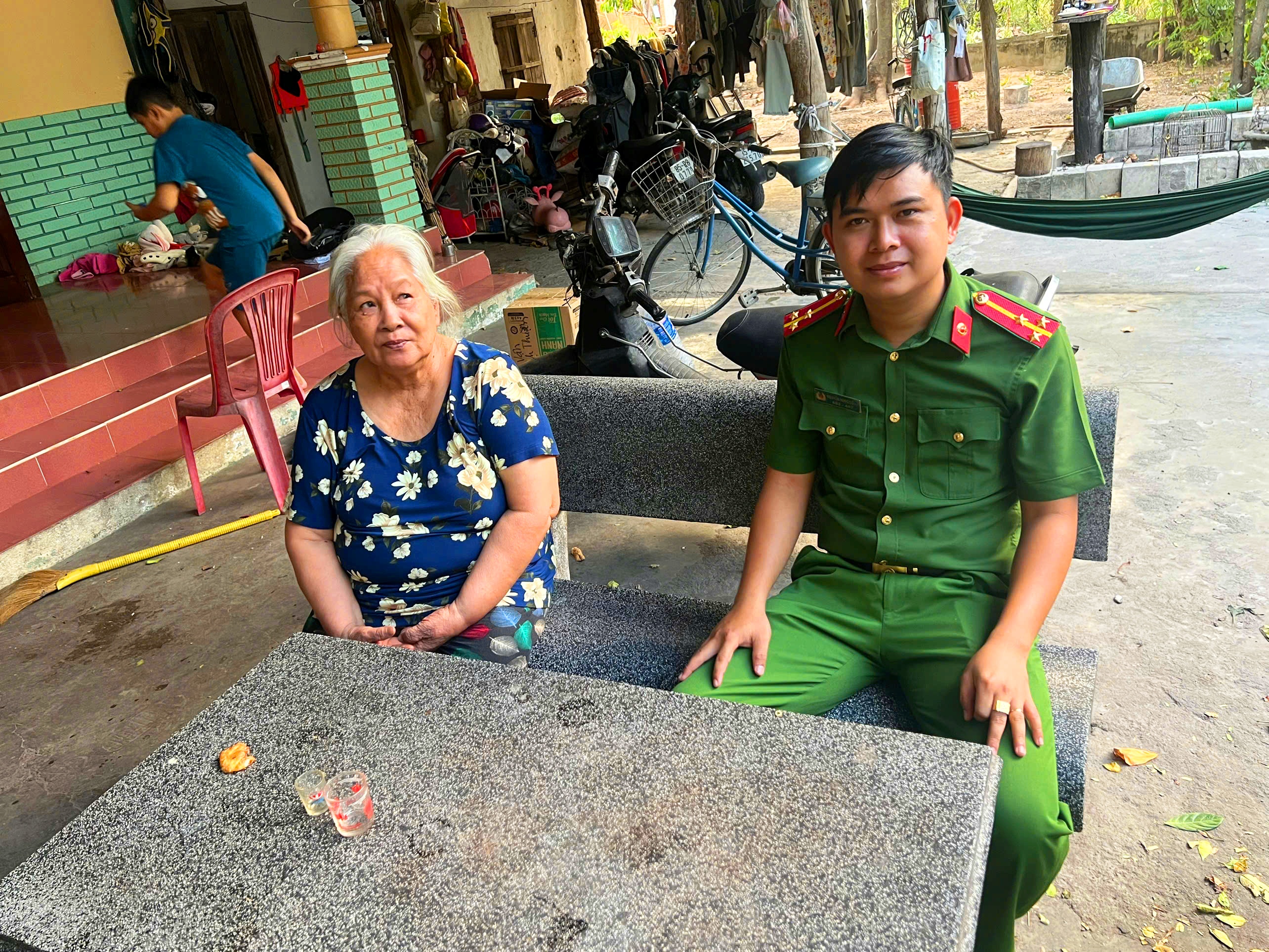 ĐỖ THỊ VẬN - NGƯỜI THANH NIÊN XUNG PHONG THEO TIẾNG GỌI THIÊNG LIÊNG CỦA TỔ QUỐC