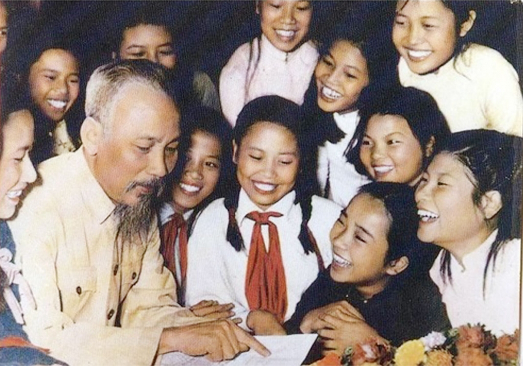 BÁC HỒ VỚI THIẾU NHI