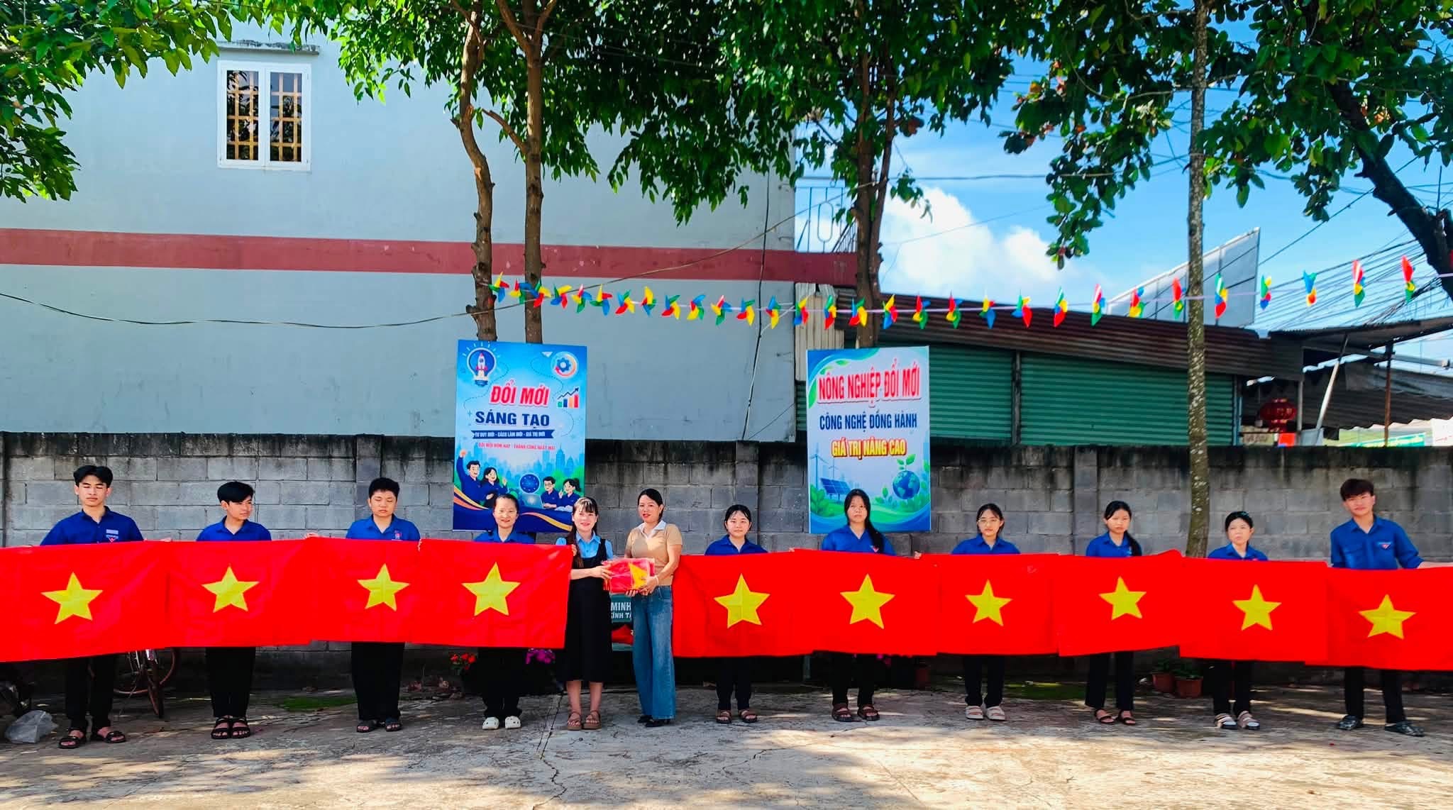 TUỔI TRẺ XUÂN PHÚ – TÌNH YÊU TỔ QUỐC TỪ NHỮNG LÁ CỜ