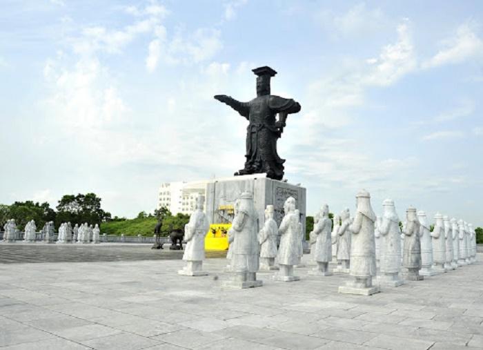 Ngàn năm sau vẫn còn một quê hương nhớ vua