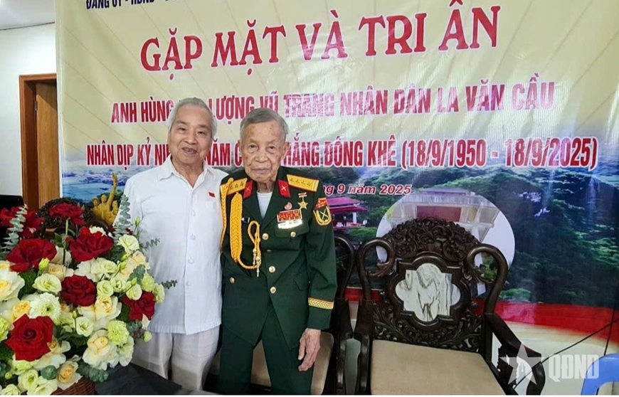 Anh hùng La Văn Cầu, người đã trao cho tôi chiếc khăn quàng đỏ và ngọn lửa niềm tin