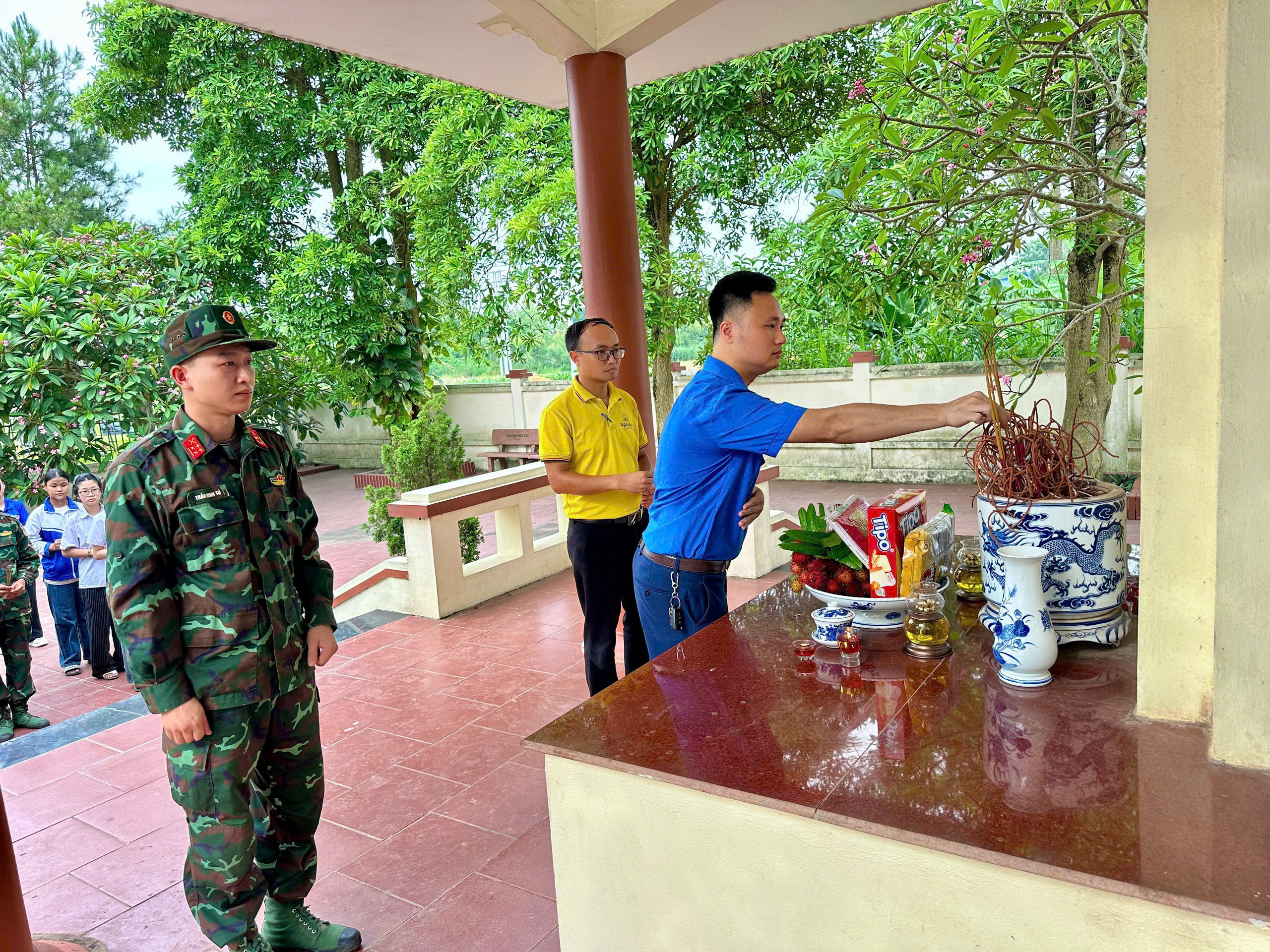 Đoàn Thanh Niên Thắp hương tri ân các Anh Hùng liệt sĩ