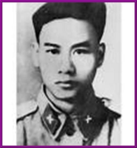 Nguyễn Viết Xuân đứng bên khẩu đội pháo