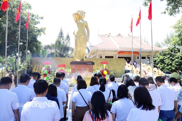 NGƯỜI CON GÁI ĐẤT ĐỎ