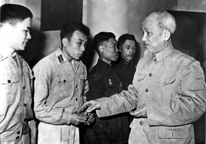 BÁC CŨNG PHẢI TRÌNH GIẤY