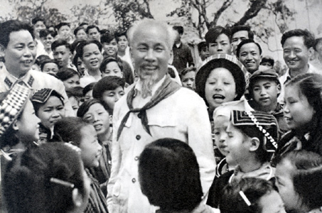 Hồ Chí Minh – Người luôn gần gũi với nhân dân