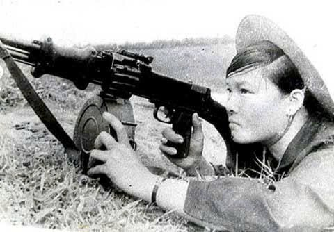 ANH HÙNG LÊ THỊ HỒNG GẤM