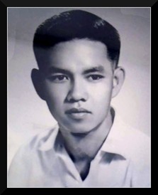 NGƯỜI THANH NIÊN NHÌN THẲNG VÀO ĐẤT NƯỚC