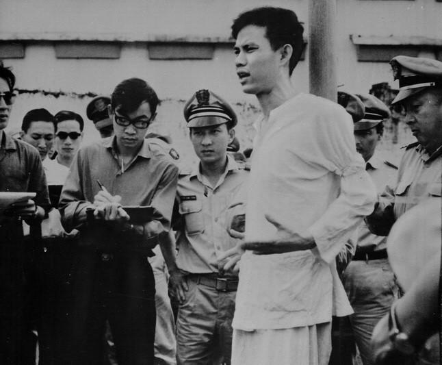 NGƯỜI THANH NIÊN Ở CẦU CÔNG LÝ
