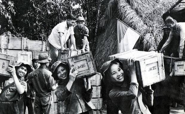 NHỮNG CỌC TIÊU SỐNG GIỮA DÒNG TA LÊ