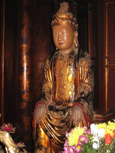Hy sinh lợi ích dòng họ, trao áo long bào cho Thập đạo tướng quân Lê Hoàn