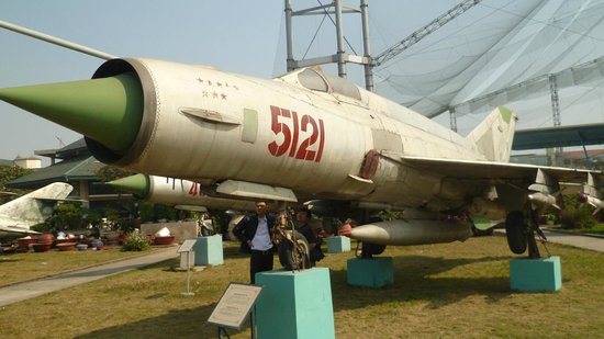 Cánh én bạc và huyền thoại "Tomb đầu bạc