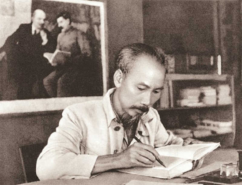 HOA LỬA MÙA MANG THEO BÚT NGHIÊN