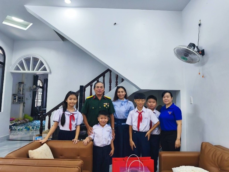 TUỔI THƠ GỬI LẠI CHIẾN TRƯỜNG