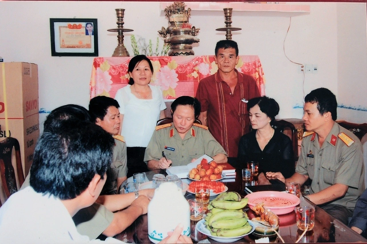HUỲNH THỊ SÁU – “MÁ SÁU NGẪU”, NGƯỜI MẸ GIAO LIÊN NƠI CỬA NGÕ SÀI GÒN