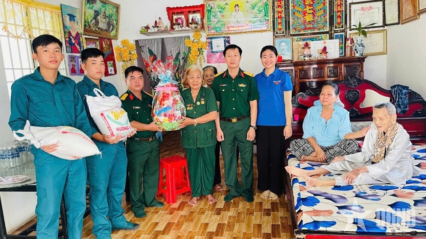Cà Mau: Thăm, tặng quà Bà mẹ Việt Nam anh hùng Bùi Thị Anh