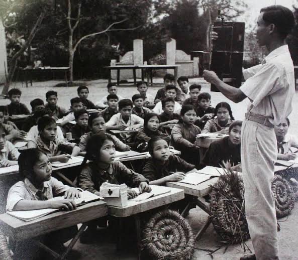 thầy giáo Phạm Văn Lợi – người từng mở lớp học trong hầm trú ẩn giữa thời kỳ chiến tranh phá hoại miền Bắc của Mỹ.