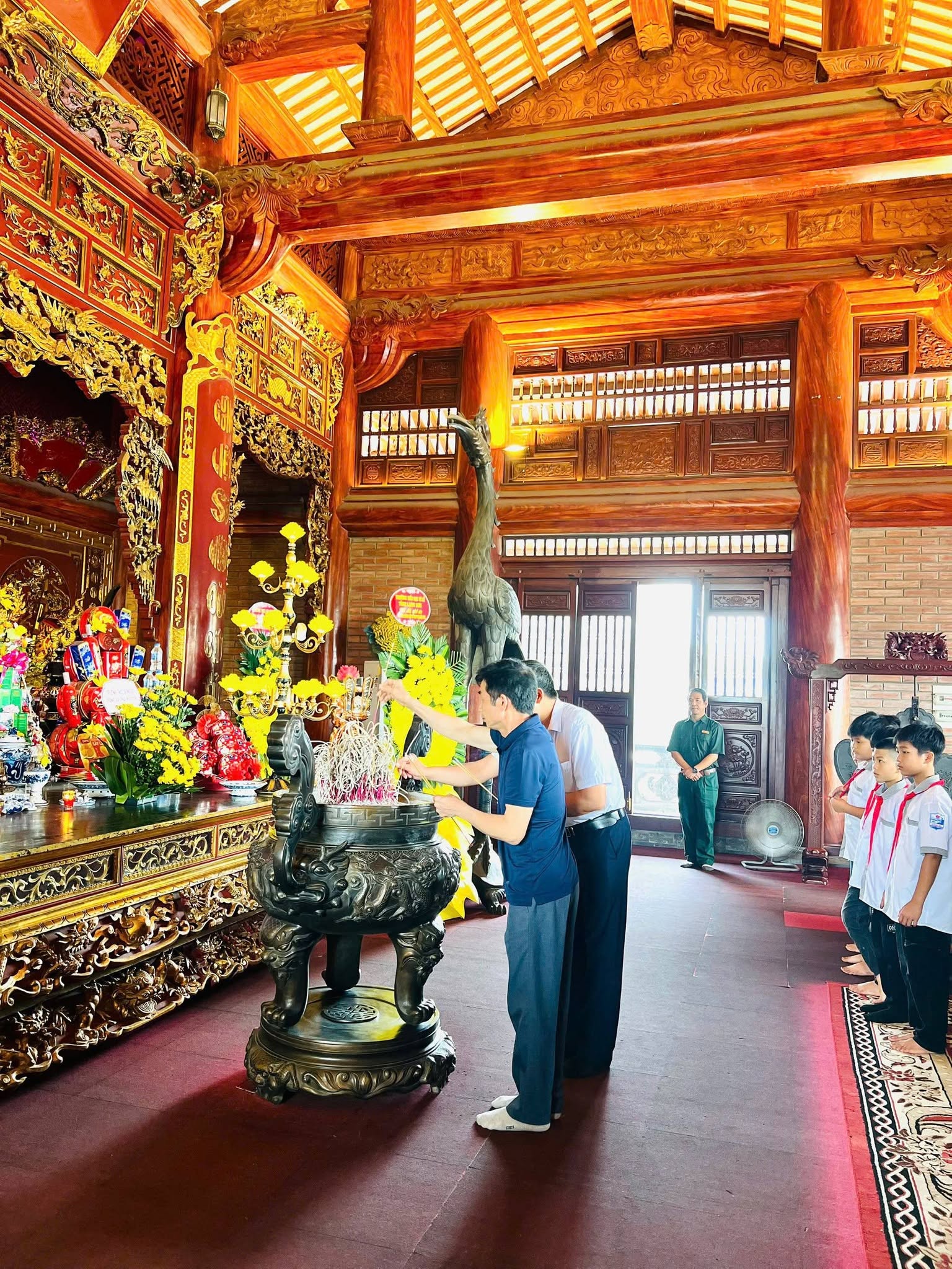 HÀNH TRÌNH VỀ ĐỊA CHỈ ĐỎ