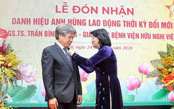 Anh hùng Lao động thời kỳ đổi mới tặng GS. TS Trần Bình Giang - Thầy thuốc của những bước đột phá