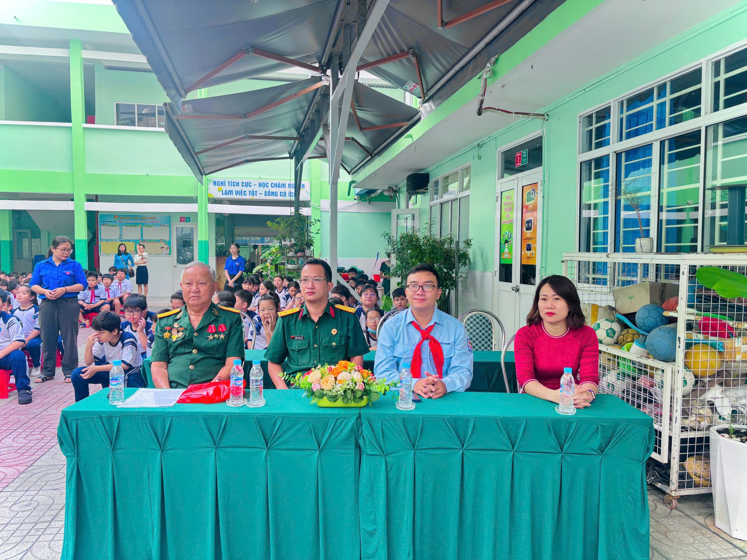 NGƯỜI CHIẾN SĨ THÔNG TIN QUẢ CẢM