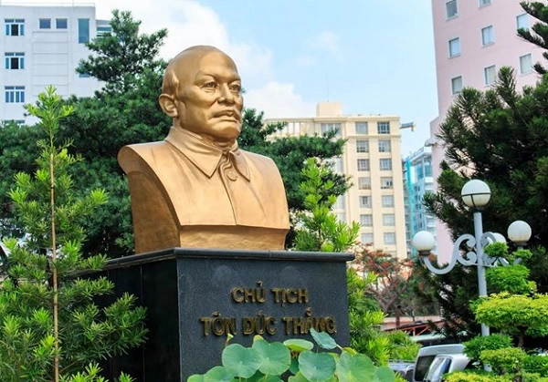 TÔN ĐỨC THẮNG – NGƯỜI CÔNG NHÂN ĐI QUA THỜI HOA LỬA