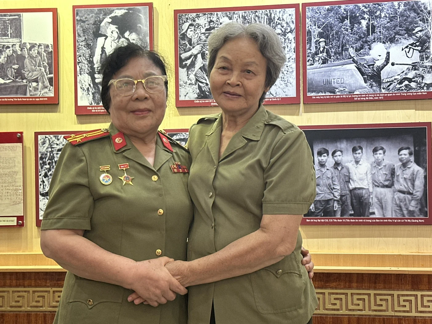 NHỮNG 'BÔNG HỒNG THÉP' GIỮA RỪNG GIÀ